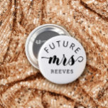 Futur Mme Mariage de typographie<br><div class="desc">Un bouton pour que la mariée soit avec les futures mamans et votre nom de famille bientôt écrit dans un design minimaliste de typographie avec un charmant script audacieux pour la maman.</div>