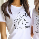 Futur Mme Noir Script Moderne Mariage Personnalisé<br><div class="desc">Scénario de calligraphie noire chic et moderne "Future Madame",  tee - shirt de mariage mariée,  présente un texte personnalisé qui peut être personnalisé avec le nom de famille de la mariée. Parfait pour la mariée à porter à la fête de la bachelorette et le week-end mariage !</div>