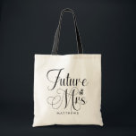 Futur Mme Sac fourre-tout de mariage personnalisé<br><div class="desc">Futur Mme Sac fourre-tout de mariage personnalisé  - Le sac fourre-tout personnalisé présente une typographie de script moderne et est personnalisé avec votre futur nom de famille. La police est accentuée avec une bague de fiançailles. Affiché en noir et blanc.</div>