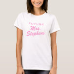 Future Mme T-shirt<br><div class="desc">Future Mme T-shirt pour bientôt à être jeune mariée/épouse. Conception nuptiale de partie. Épousant l'humour pour que bientôt soit femmes mariées. Mariage, anniversaire, partie de bachelorette ou idée mignonne de cadeau de lune de miel pour la jeune mariée. Slogan drôle de mariage, personalizable. Épouse nouvellement l'humour. Créez un pour le...</div>