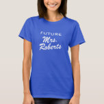 Future Mme T-shirt pour bientôt à être jeune<br><div class="desc">Future Mme T-shirt pour bientôt à être jeune mariée/épouse. Conception nuptiale de partie. Épousant l'humour pour que bientôt soit femmes mariées. Mariage, anniversaire, partie de bachelorette ou idée mignonne de cadeau de lune de miel pour la jeune mariée. Slogan drôle de mariage, personalizable. Épouse nouvellement l'humour. Créez un pour le...</div>