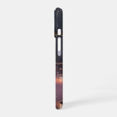 Futuristic towers floating above harbor iPhone 16 hoesje (Linkerkant)