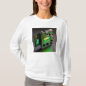 Futuristische hardware-achtergrond met hologramsch t-shirt (Voorkant)