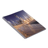 Futuristische Science-Fiction-Stad Weerspiegeld In Notitieboek (Rechterzijde)