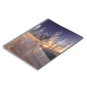 Futuristische Science-Fiction-Stad Weerspiegeld In Notitieboek (Linkerzijde)