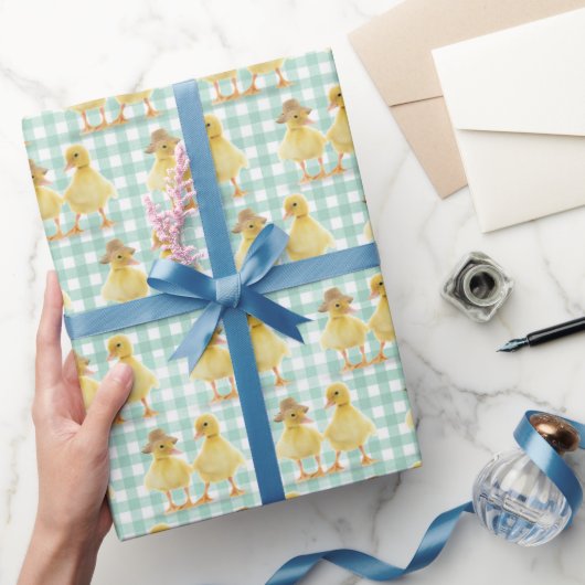 Fuzzy Ducking Couple op Gingham Cadeaupapier (Geschenken)