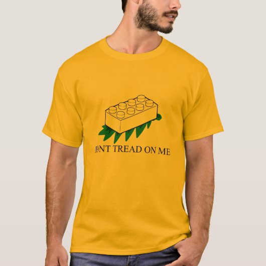 Fuzzy Express® Gadsden Flag Brick Joke Gold T-shirt (Voorkant)
