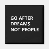 Ga achter dromen aan, niet achter mensen magneet (Voorkant)