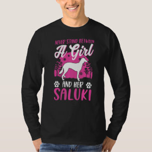 Ga nooit tussen een meisje en haar saluki staan t-shirt