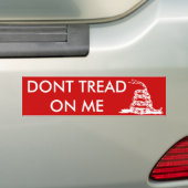 Gadsden_flag 11in Bumper2 Wit op Rood Bumpersticker (Op auto)