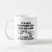Gagner ou perdre la responsabilité Funny Mug (Gauche)