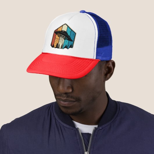 Galactische omkering: UFO zweeft boven retro bos Trucker Pet (In situ)