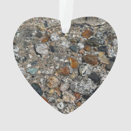 Galets de granit dans le lac Tenaya à Yosemite (dos)