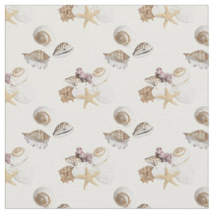 Gallore de coquillages sur le tissu blanc