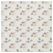 Gallore de coquillages sur le tissu blanc (Échantillon)