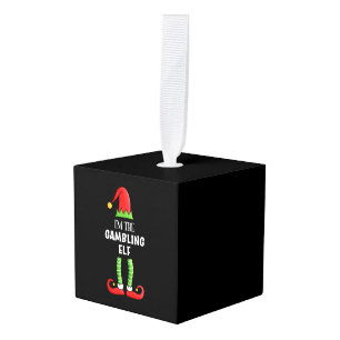 Gambling Elf Familie die kerstcadeau bij elkaar pa Kubus Ornament