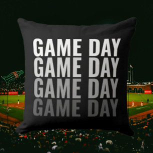 “Game Day Repeat” Kussen met Vette Letter