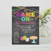 Game On Arcade Pizza Feestje Krijtbord Uitnodiging (Staand voorkant)