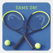 "Game On" Blauwe Rackets en Tennisballen Vierkante Sticker (Voorkant)