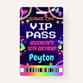Game Op VIP Pass voor Meisjes Arcade Party Badge (Voorkant)