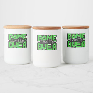 Game Over, Level Up: Gepixelde Retro Game Wereld Voedselcontainer Etiket