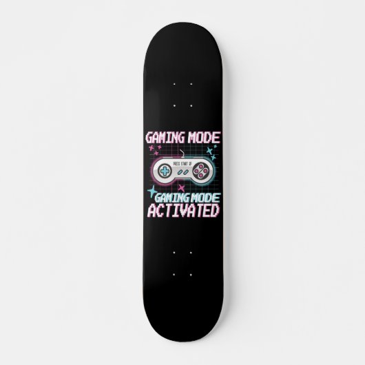 Gaming Mode Activated – Retro Pixel Controller Des Skateboard (Voorkant)