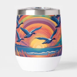 Ganzen boven het strand bij zonsopgang