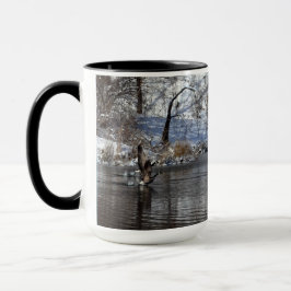 ganzen die in de lucht uit het water vloeien mok