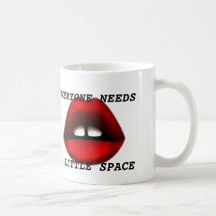 Gapped tanded meisje koffie mok