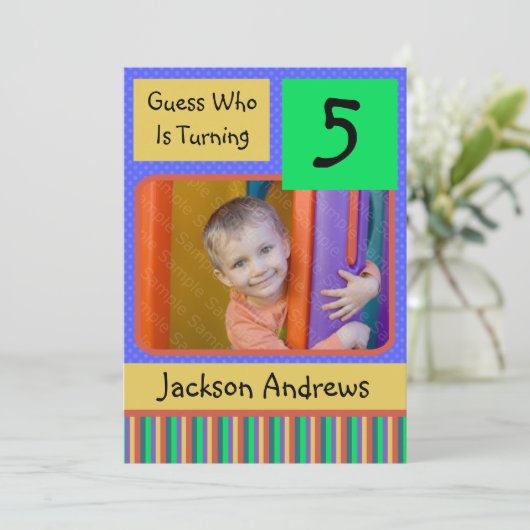 GARÇON an de 5 invitations de fête d'anniversaire (Debout devant)