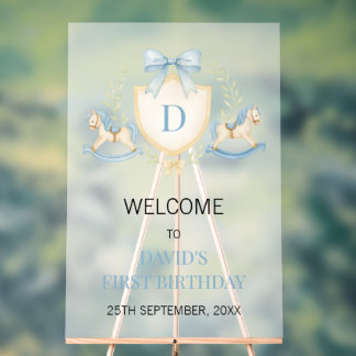 Garçon au cheval à bascule vintage pour son premie