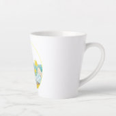 Garçon Avec Daffodils Petite Mug En Latte (Droite)