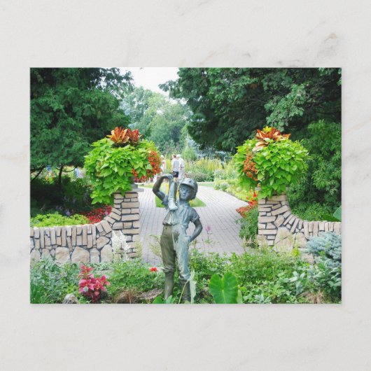 Garçon avec la carte postale de démarrage (Devant)