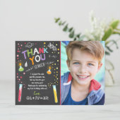 Garçon d'anniversaire d'expérience de carte de (Debout devant)