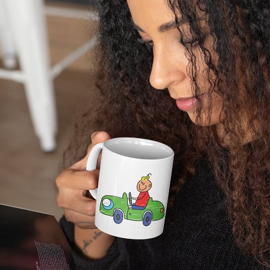 Garçon Dans Une Mug Voiture Verte