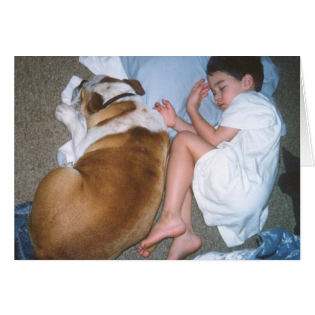 Garçon de sommeil avec le bouledogue (Devant Horizontal)