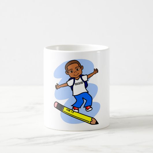Garçon surfant sur la tasse jaune de crayon (Centre)