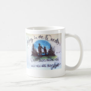 Garçons dans la tasse en bois