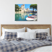 Gardameer Sirmione Castle uitzicht canvas print (Insitu (Slaapkamer))