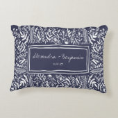 Garden Floral in Blue Border Personalized Wedding Accent Kussen (Achterkant)