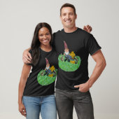 Garden Gnome die werkzaam is in de bloementuin Uni T-shirt (Unisex)