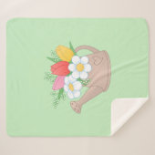 Garden Watering Kan met bloemen op groen Sherpa Deken (Voorkant (horizontaal))