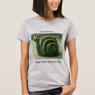 Gardeners houden hun struiken vast aan een getitre t-shirt