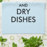 Gardez calme et les plats secs drôle serviette de<br><div class="desc">Gardez calme et la vaisselle sèche drôle serviette de cuisine. Design couleur personnalisé avec typographie moderne et logo couronne. Faites votre propre mème humoristique. Amusant pour la maison,  le bureau ou le travail.</div>