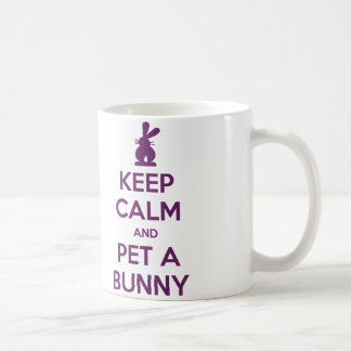 Gardez l'animal familier calme une tasse de lapin