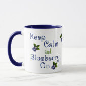 Gardez Le Calme Et Le Blueberry Sur La Mug (Gauche)