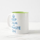 Gardez le calme et le Namasté sur la tasse de (Devant gauche)