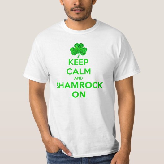 Gardez le calme et le shamrock sur le T-shirt du (Devant)