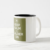 Gardez le calme et le soldat sur la tasse (Devant droit)