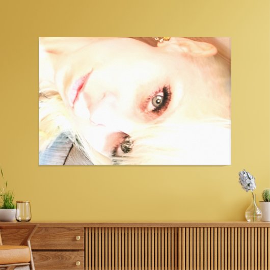 Gargantuan Gidget 60 inch x 40 inch Canvas (Insitu (Woonkamer))